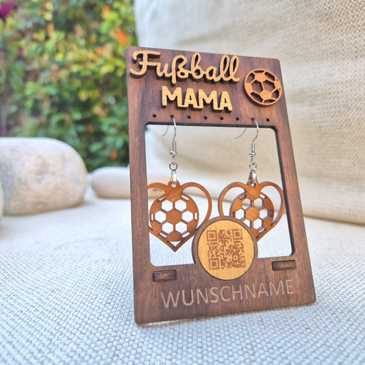 Personalisiertes Geschenkset für Fußball-Mamas – Ohrringhalter aus edlem Kirschholz mit QR-Botschaft